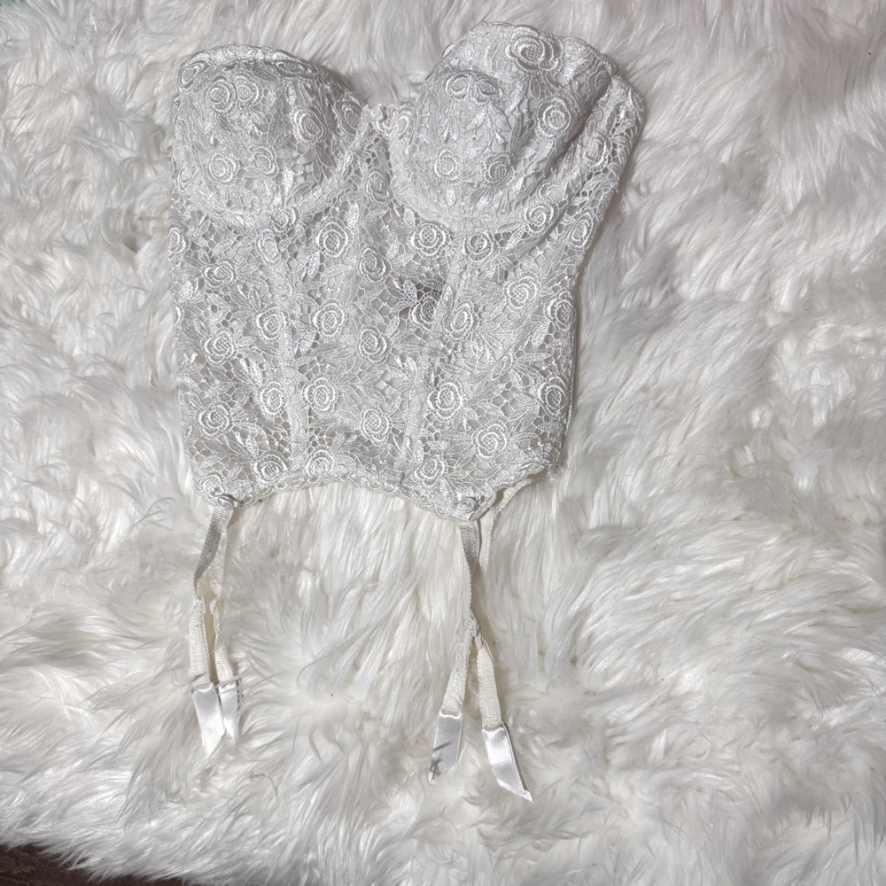 ⬇️$38 Vintage La Senza signature white ling lace corset top size 38B